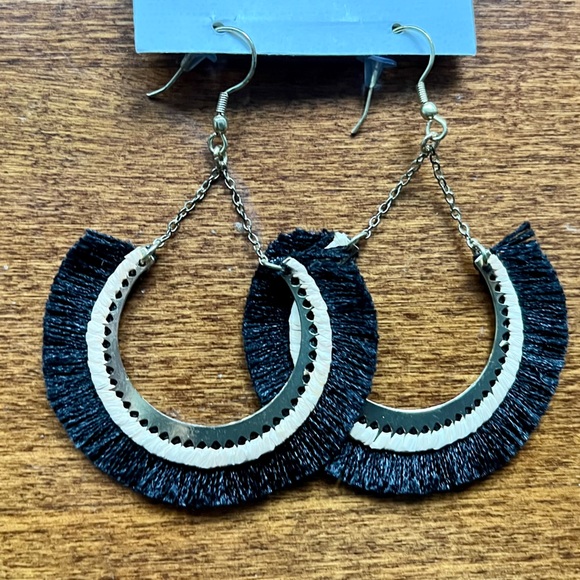 NWT Dangle Earrings - Picture 2 of 3